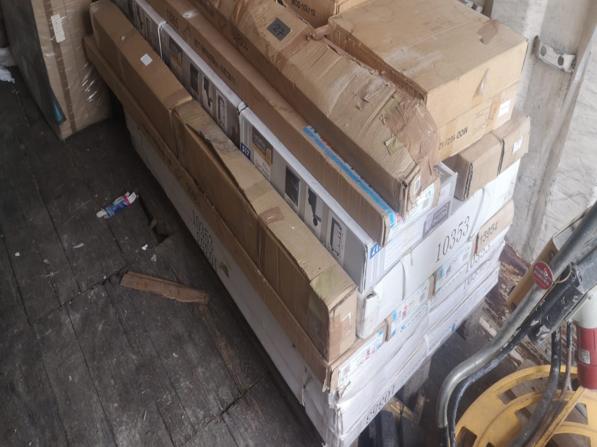 1 Posten Matratzen, Bettgestelle, Decken, Bezüge, Tische, Rollconainer